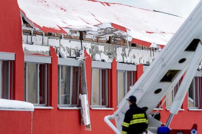 Ve sportovní hale v České Třebové, jejíž střecha se 14. ledna večer zřítila, bylo před pádem podle pořadatelů 80 lidí. Ačkoli pád konstrukce střechy byl poměrně rychlý, všem se podařilo z haly vyběhnout.