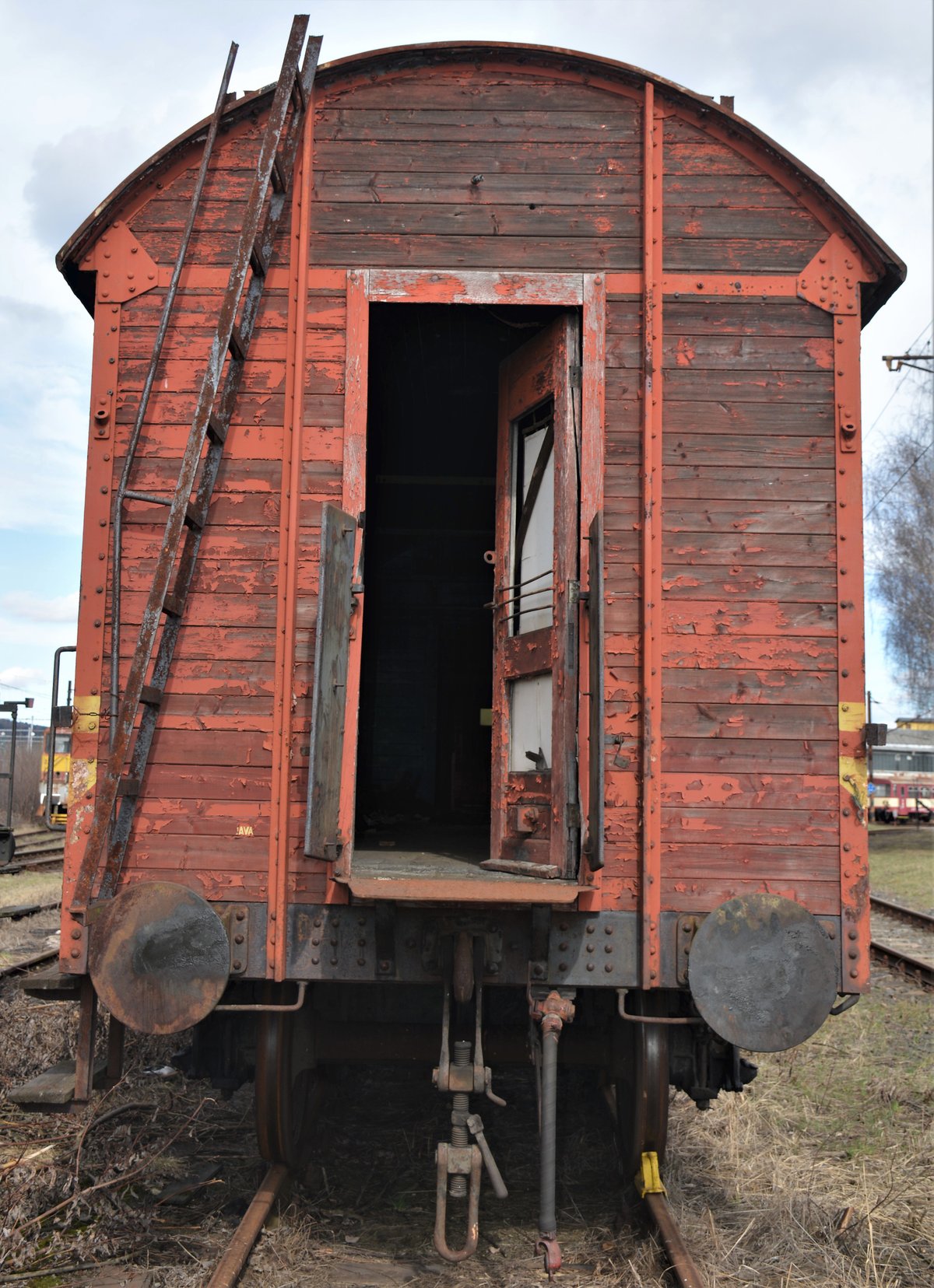 V České Třebové je ráj šotoušů, z vagonů  a lokomotiv si železniční fanatici mohou odnést cokoli, než skončí ve šrotu.