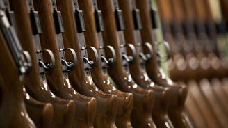 Prodejci zbraní musí hlásit podezřelé nákupy, schválila Sněmovna