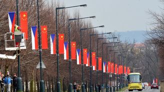 Čínské vlajky se vrátily na trasu na Hrad, komora je nechala opravit