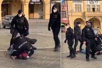 Policista tvrdě srazil mladíka v Budějovicích: Odmítal si nasadit roušku