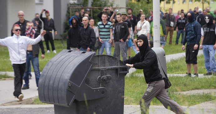 Na demonstraci to vypadá jako ve válečné zóně