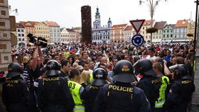 Úřady se snařili demonstrace rozpustit.