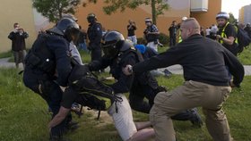 Demonstranti napadli policisty