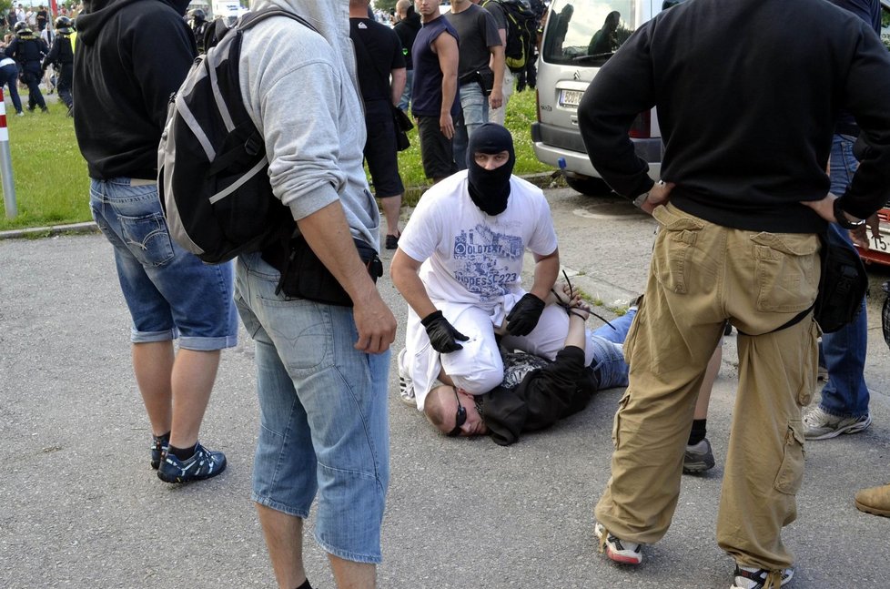 Policisté zatkli desítky demonstrantů. 