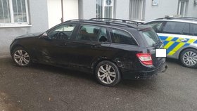 Mladíci v Hondě naháněli řidiče mercedesu. Naráželi do něj a mlátili do auta teleskopickým obuškem.