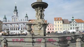 Až dosud měli vandalové a výtržníci před symbolem Českých Budějovic respekt. Teď je vše jinak.