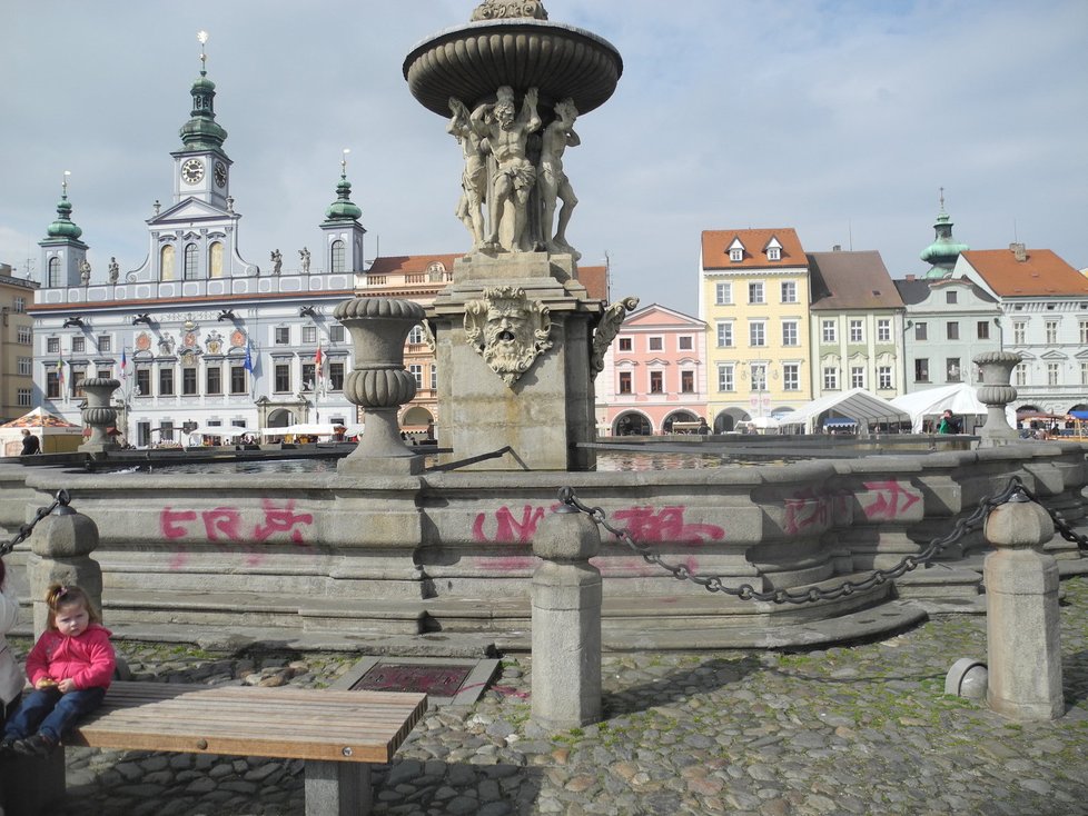 Až dosud měli vandalové a výtržníci před symbolem Českých Budějovic respekt. Teď je vše jinak.
