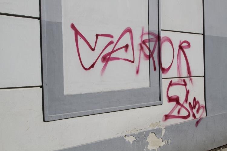 Vandal či vandalové posprejovali i zeď radnice.