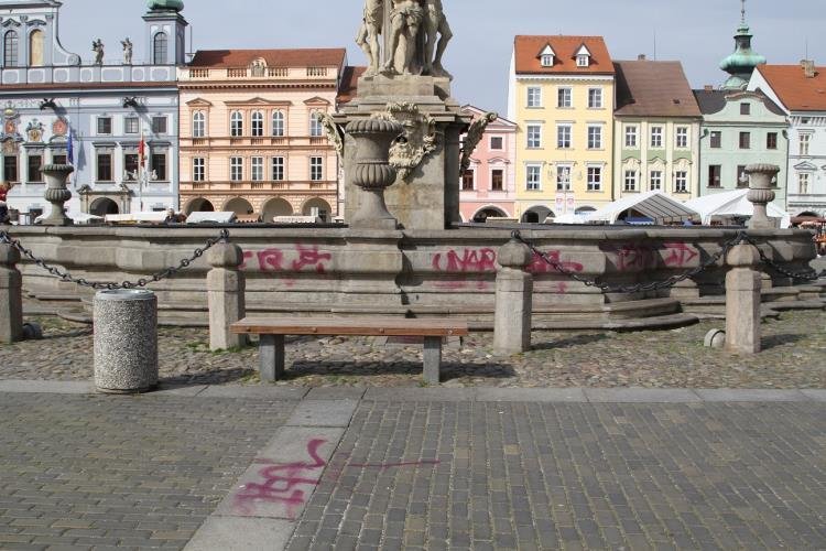 I po odstranění barvy zůstanou na kašně podle památkářů viditelné stopy.