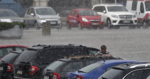 Muž v Českých Budějovicích chtěl rychle zakrýt auto před kroupami