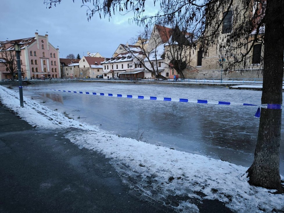 Strážníci břeh Malše ohradili a důrazně bruslící upozornili na zákaz bruslení kvůli praskajícímu ledu.