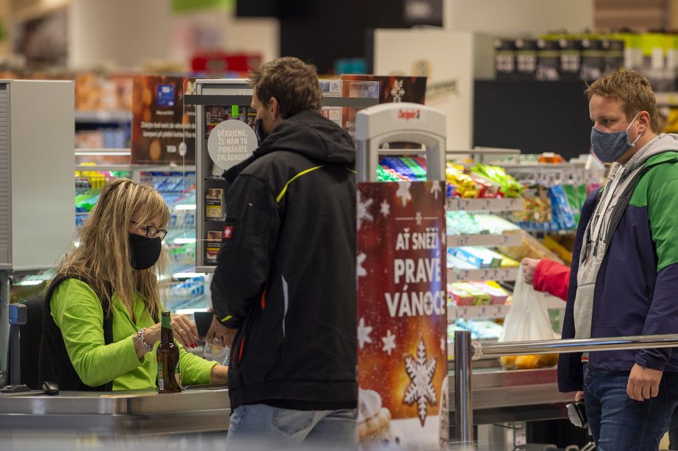 Češi využili toho, že supermarket v Českých Budějovicích může být otevřený: Fronty u pokladen a narváno (8.11.2020).