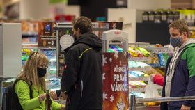 Supermarket, který je otevřený i v neděli: Češi ho vzali útokem, u pokladen narváno