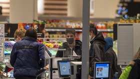 Češi využili toho, že supermarket v Českých Budějovicích může být otevřený: Fronty u pokladen a narváno (8. 11. 2020)