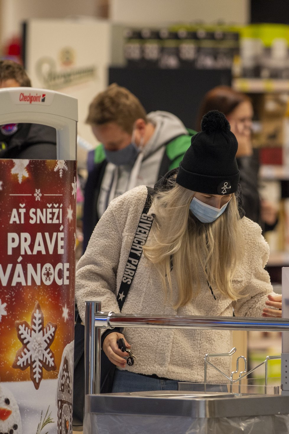 Češi využili toho, že supermarket v Českých Budějovicích může být otevřený: Fronty u pokladen a narváno (8.11.2020).
