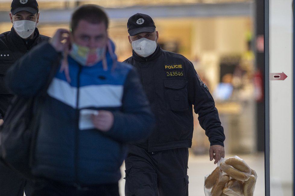 Češi využili toho, že supermarket v Českých Budějovicích může být otevřený: Fronty u pokladen a narváno (8.11.2020)