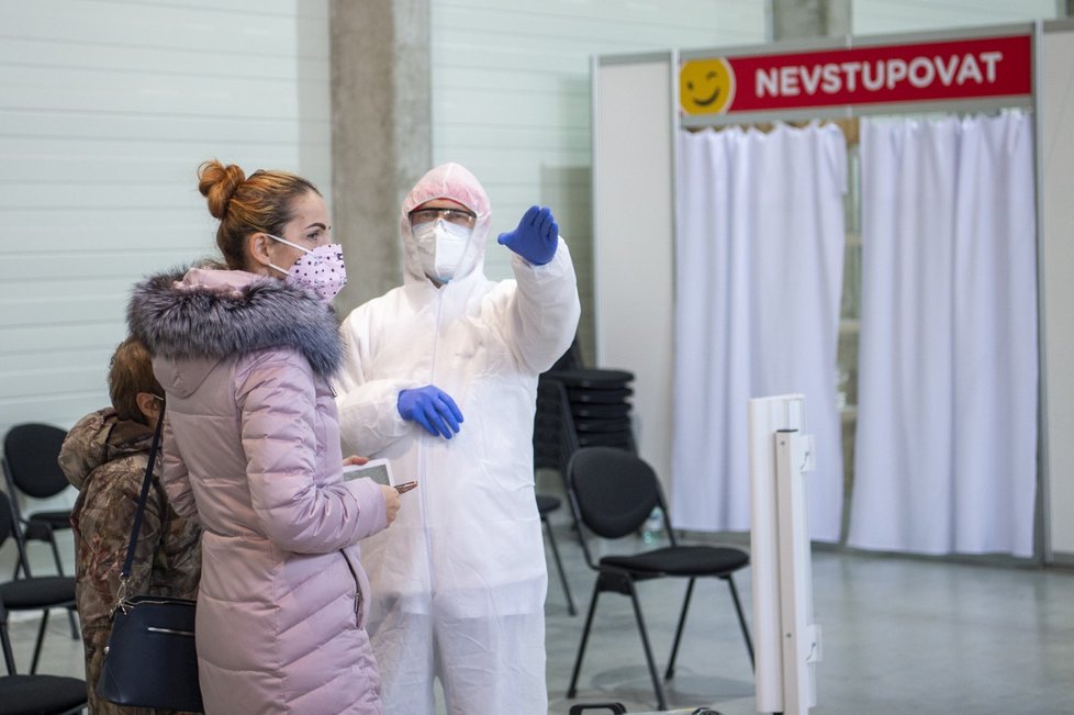 V Českých Budějovicích zahájilo provoz nové velkokapacitní centrum na PCR odběry na koronavirus (13. 1. 2022)