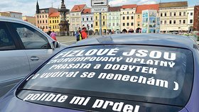 Luxusní auto s hanlivými nápisy bývá k vidění na náměstí Přemysla Otakara II. v Českých Budějovicích