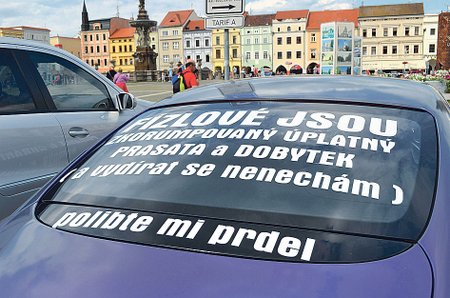 Luxusní auto s hanlivými nápisy bývá k vidění na náměstí Přemysla Otakara II. v Českých Budějovicích