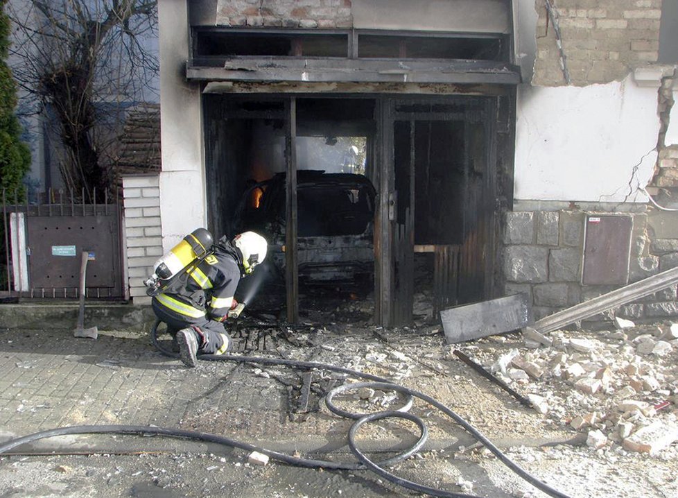 Při výbuchu domu v Českých Budejovicích zemřeli tři lidé.
