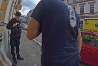 Mladá žena zkolabovala v centru Českých Budějovic: Strážníci ji dojali svou péčí