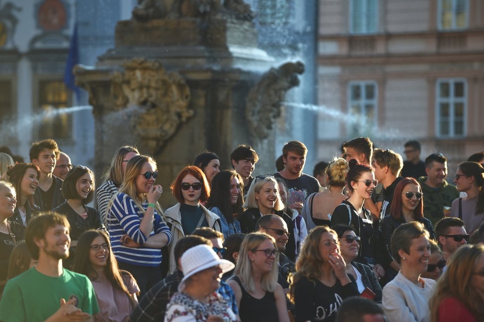 Studenti na náměstí Přemysla Otakara II. v Českých Budějovicích