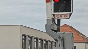 Řidička se zasekla v koloně přímo na železničním přejezdu.