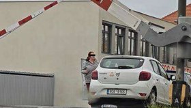 Žena vystoupila, aby obhlédla situaci.