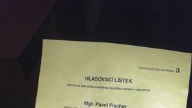 Řádová sestra ukázala v Českých Budějovicích lístek Pavla Fischera, který omylem nabídli voličům při 2. kole prezidentské volby