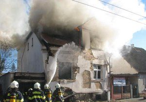 V Litovli vyhořel rodinný dům: Mladý muž se otrávil zplodinami. (ilustrační foto)