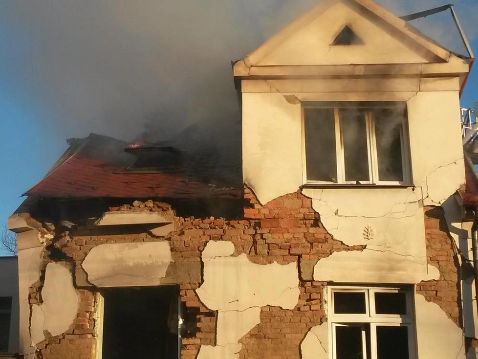 Výbuch a požár rodinný dům v Českých Budějovicích zcela zdemoloval.