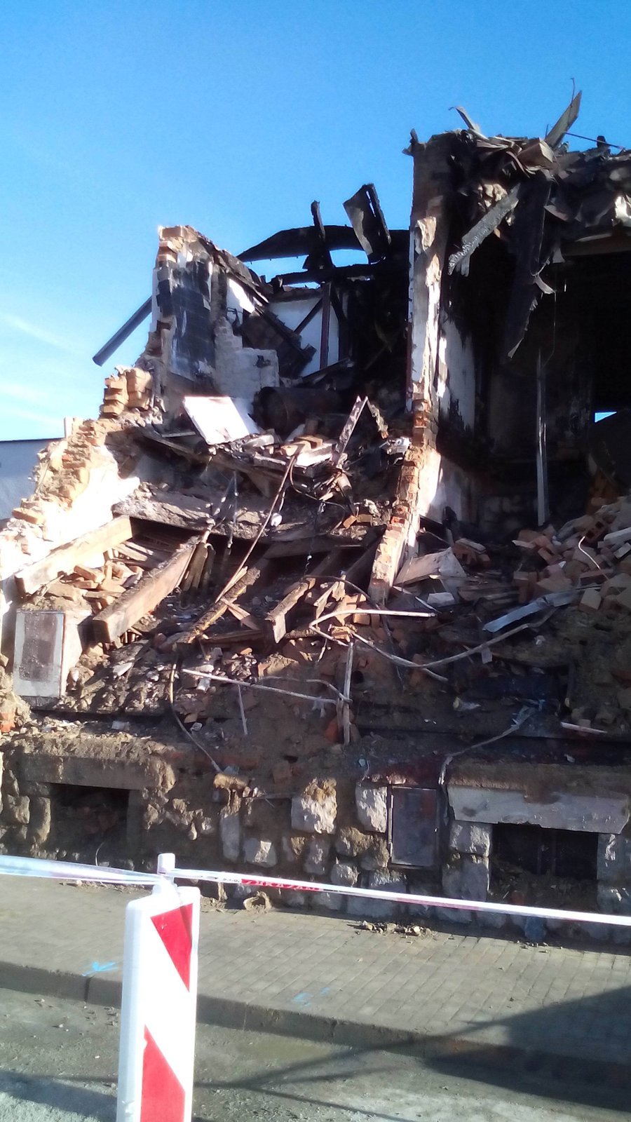 Výbuch a požár rodinný dům v Českých Budějovicích zcela zdemoloval.