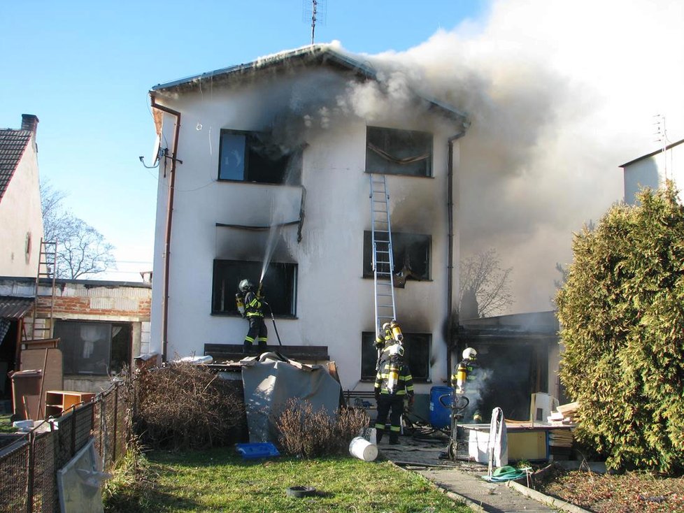 Výbuch a požár rodinný dům v Českých Budějovicích zcela zdemoloval.