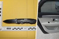 Muže po nákupu přepadl zloděj s nožem! Usvědčil ho identikit