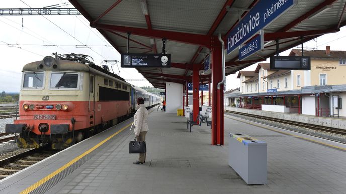 DOTACE S OTAZNÍKEM. Stanice Horažďovice-předměstí po rekonstrukci za 700 milionů korun splňuje unijní podmínky pro provoz nových dotovaných vlaků. Dotace ale může zhatit přímé zadání provozu Českým drahám. 