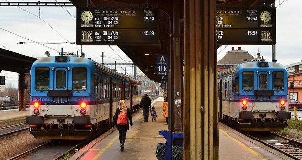 Velikonoční zmatek na tratích. Dejte pozor, jízdní řády ve stanicích neplatí