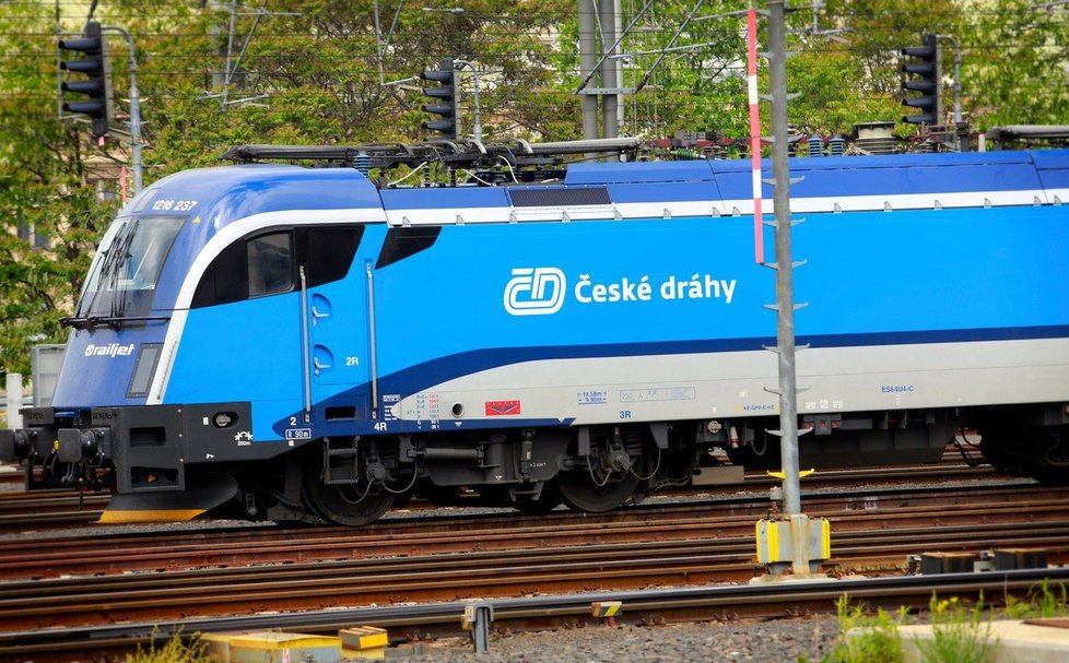 Více než třetina vlaků Českých drah (ČD) slouží přes 30 let, přestože ČD získaly v letech 2008 až 2018 na obnovu vlaků 4,6 miliardy korun z evropských i státních peněz. Vyplývá to z prověrky Nejvyššího kontrolního úřadu (NKÚ).