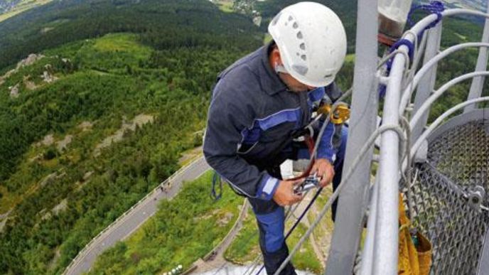 České Radiokomunikace
začaly opravovat plášť vysílače
na Ještědu. Připravují i obnovu
přístupových ramp, zábradlí
a fasádních prvků.