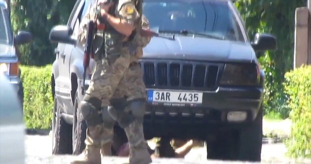 Česká auta ve smrtící palbě na Ukrajině řeší policie. Jedno je kradené