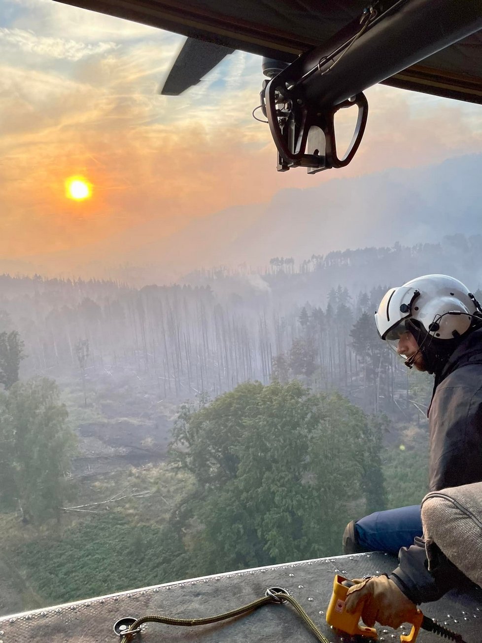 Požár v Českém Švýcarsku pohledem z paluby policejního vrtulníku (29. července 2022)