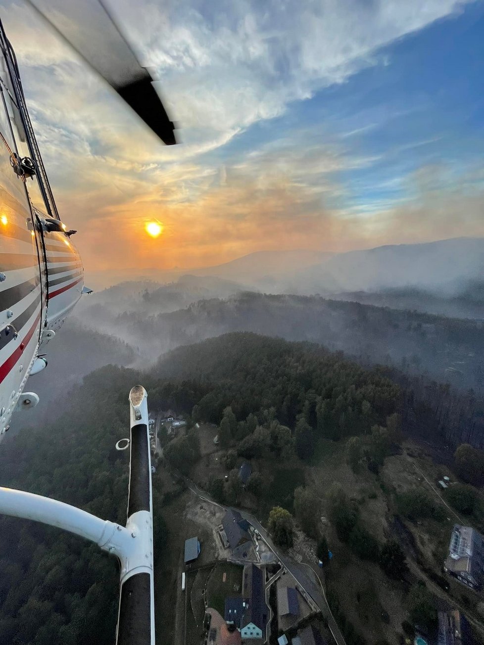 Požár v Českém Švýcarsku pohledem z paluby policejního vrtulníku. 29. července 2022