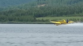Švédské hasičské letadlo na jezeře Milada