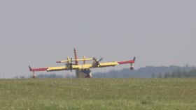 Na letišti Aero Vodochody přistála dvě letadla z Itálie. Pomohou hasit požár v Českém Švýcarsku.