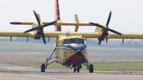 Na letišti Aero Vodochody přistála dvě letadla z Itálie. Pomohou hasit požár v Českém Švýcarsku.