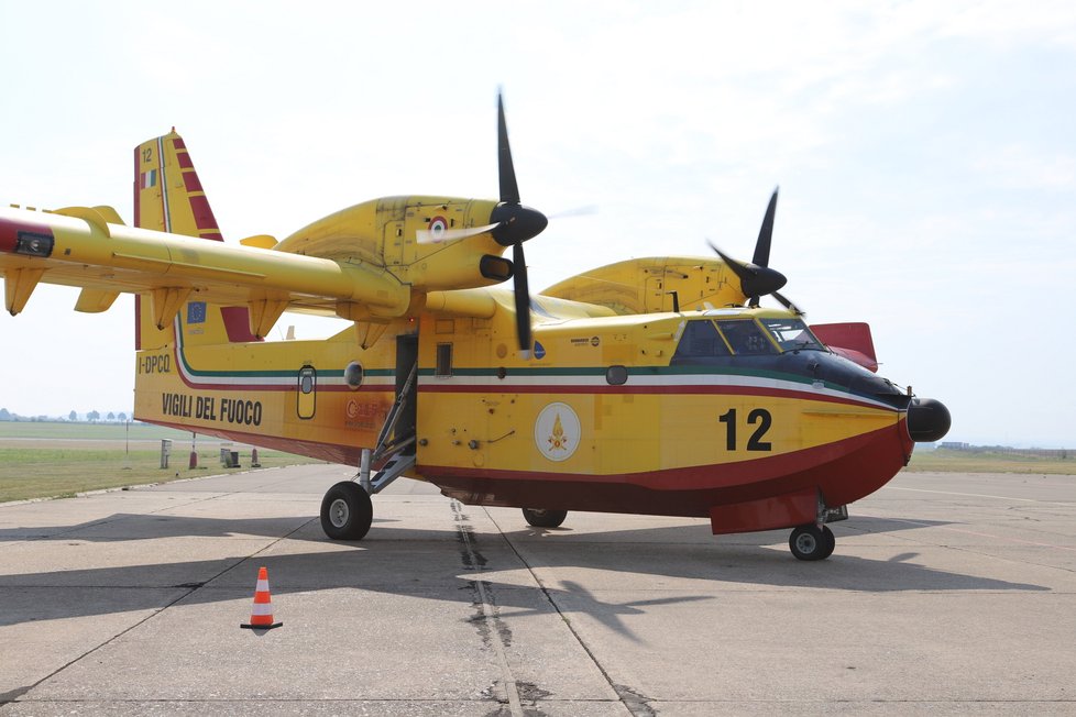 Na letišti Aero Vodochody přistála dvě letadla z Itálie. Pomohou hasit požár v Českém Švýcarsku.