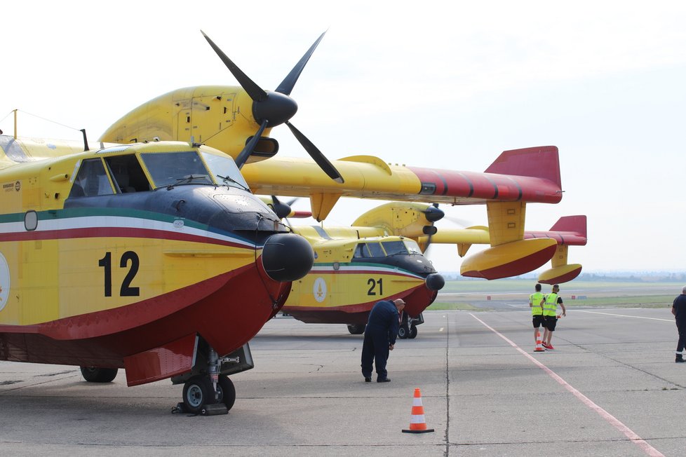 Na letišti Aero Vodochody přistála dvě letadla z Itálie. Pomohou hasit požár v Českém Švýcarsku.