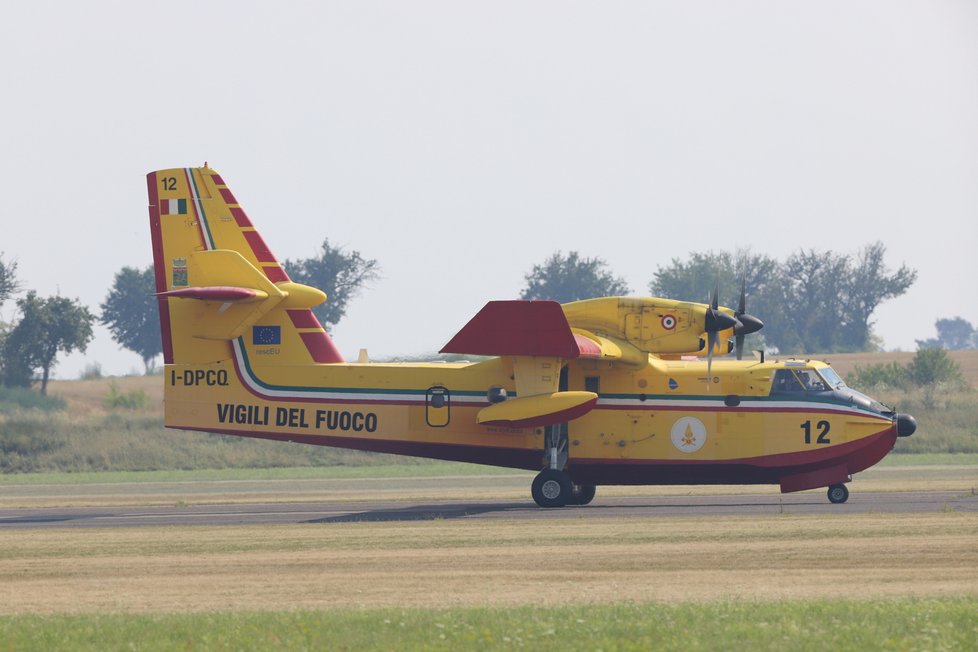 Na letišti Aero Vodochody přistála dvě letadla z Itálie. Pomohou hasit požár v Českém Švýcarsku.