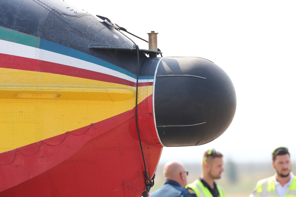 Na letišti Aero Vodochody přistála dvě letadla z Itálie. Pomohou hasit požár v Českém Švýcarsku.