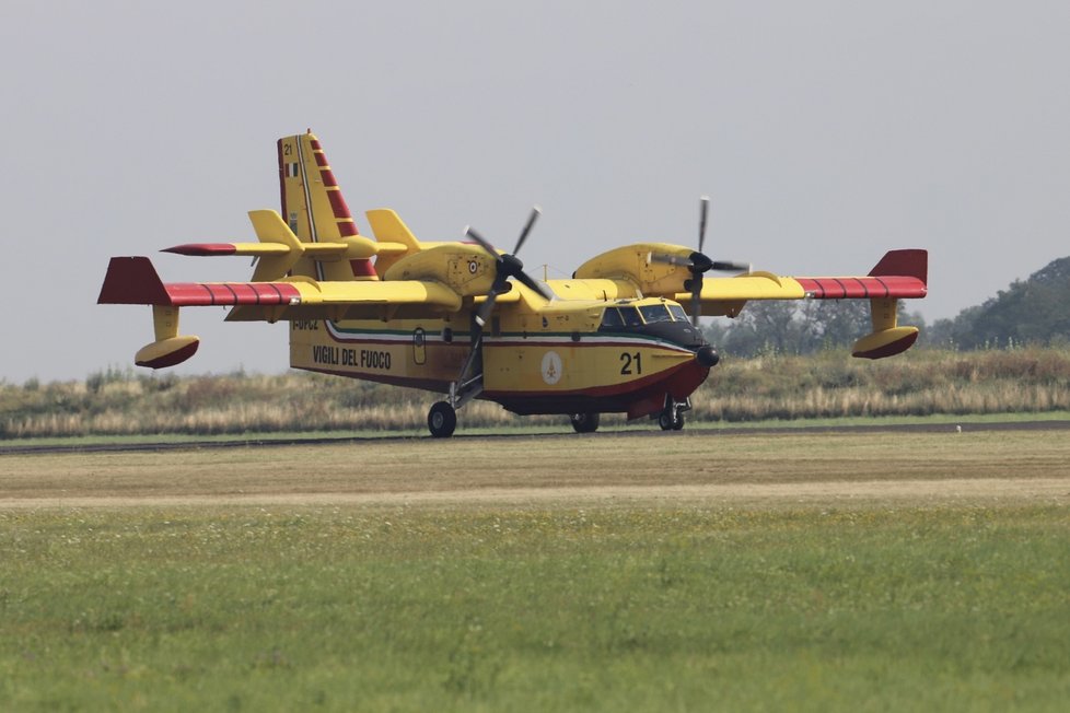 Na letišti Aero Vodochody přistála dvě letadla z Itálie. Pomohou hasit požár v Českém Švýcarsku.